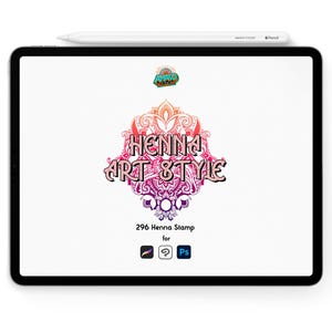 Può includere: Un tablet digitale mostra un colorato disegno all'henné con la scritta "Henna Art Style". Sotto, il testo recita "296 Henna Stamp per" con icone software. Una penna bianca è appoggiata sopra.