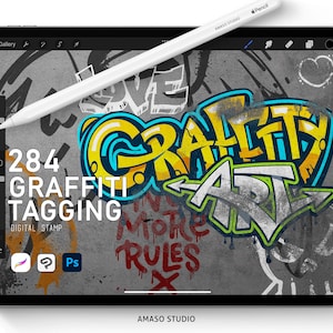 Op de afbeelding: Een digitale illustratie van graffitikunst op een tabletscherm. De kunst toont de woorden "GRAFFITI ART" in vetgedrukte, kleurrijke letters met een grunge-esthetiek. De tekst "284 GRAFFITI TAGGING DIGITAL STAMP" is ook zichtbaar op het scherm.