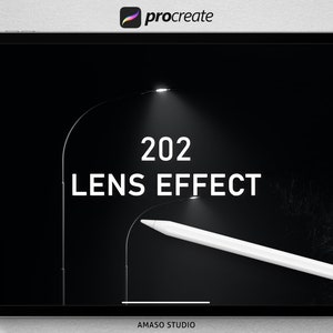 以下が含まれることがあります： タブレットの画面に「202 Lens Effect」というテキストが表示され、画面に白いスタイラスが置かれている白黒の画像。画面の下部に「Amaso Studio」というテキストが表示されています。