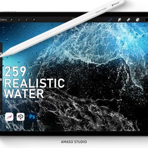 Puede incluir: Una ilustración digital de un efecto de salpicadura de agua azul sobre un fondo negro. El texto "259 REALISTIC WATER DIGITAL STAMP" se muestra en la imagen. La imagen se muestra en la pantalla de una tableta con un Apple Pencil blanco flotando sobre la pantalla.