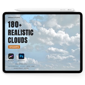 以下が含まれることがあります： 180+ REALISTIC CLOUDS STAMPSというテキストとProcreateおよびPhotoshopのアイコンが表示されたタブレット。デバイスの上端には白いスタイラスペンが置かれており、背景には明るい青空が描かれています。