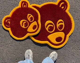 Kanye West College Dropout Bear Logo Design Tufted Teppich / Individueller Teppich, Handgemachter Teppich, Housewarming Geschenke, Handgemachtes Geschenk