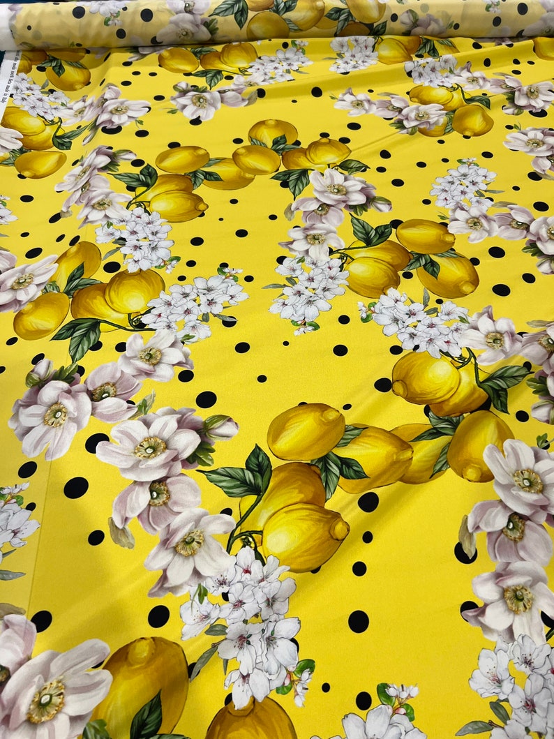 Högkvalitativt italienskt Charmeuse-sidenstyg - Designertryck med citronblommor, gul lyxtextil, metervara bild 3