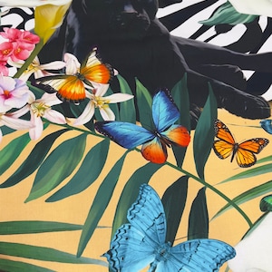 K&ouml;nnte beinhalten: Ein schwarzer Panther mit gr&uuml;nen Bl&auml;ttern und bunten Schmetterlingen auf gelbem Hintergrund. Der Panther liegt mit dem Kopf zur Seite gedreht. Die Schmetterlinge fliegen um den Panther und die Bl&auml;tter herum.