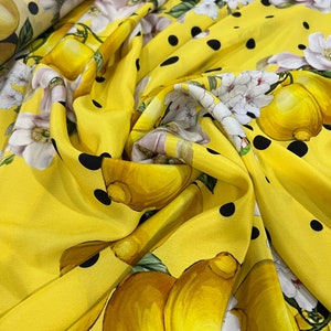 Högkvalitativt italienskt Charmeuse-sidenstyg - Designertryck med citronblommor, gul lyxtextil, metervara bild 7