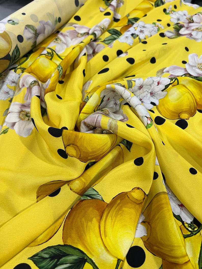 Högkvalitativt italienskt Charmeuse-sidenstyg - Designertryck med citronblommor, gul lyxtextil, metervara bild 7