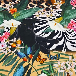 K&ouml;nnte beinhalten: Ein farbenfroher Stoff mit Dschungel-Motiv mit schwarzen und orangefarbenen Tigern, schwarzen Panthern, Schmetterlingen und tropischen Pflanzen auf gelbem Hintergrund.