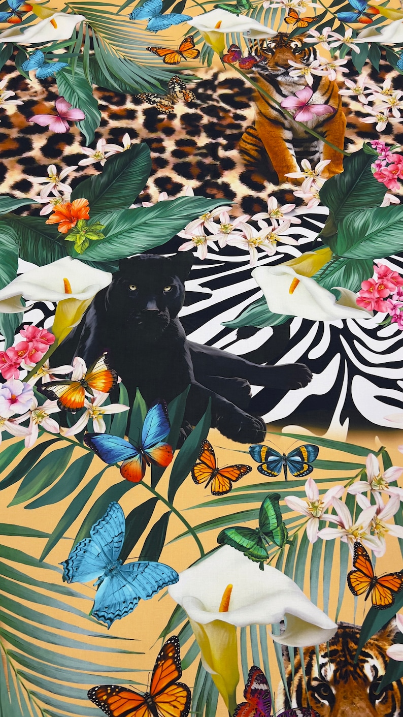 K&ouml;nnte beinhalten: Ein farbenfroher Stoff mit Dschungel-Motiv mit schwarzen und orangefarbenen Tigern, schwarzen Panthern, Schmetterlingen und tropischen Pflanzen auf gelbem Hintergrund.