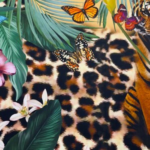 K&ouml;nnte beinhalten: Ein farbenfroher tropischer Druck mit einem Tiger, Schmetterlingen, Blumen und &uuml;ppigen gr&uuml;nen Bl&auml;ttern. Der Hintergrund ist ein Leopardenmuster.