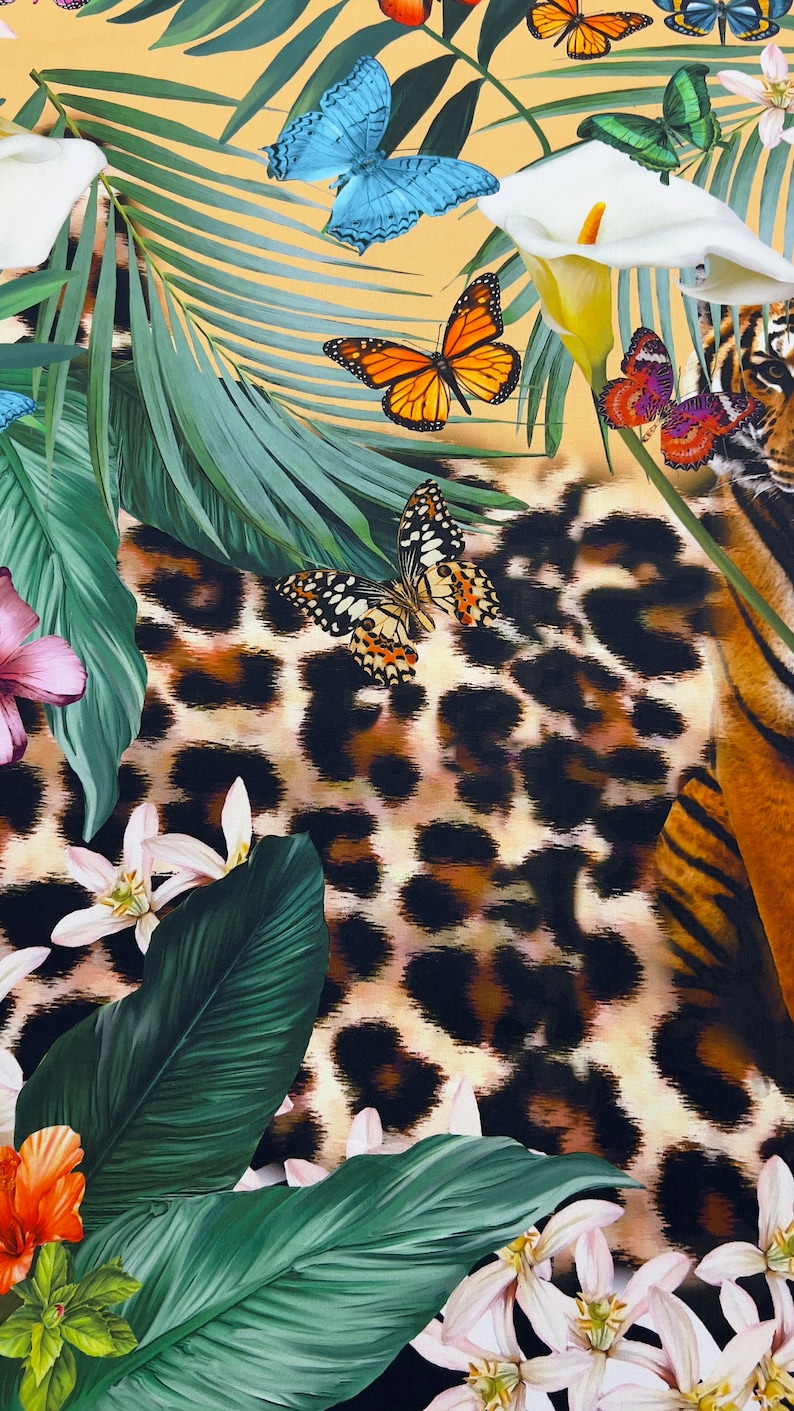 K&ouml;nnte beinhalten: Ein farbenfroher tropischer Druck mit einem Tiger, Schmetterlingen, Blumen und &uuml;ppigen gr&uuml;nen Bl&auml;ttern. Der Hintergrund ist ein Leopardenmuster.