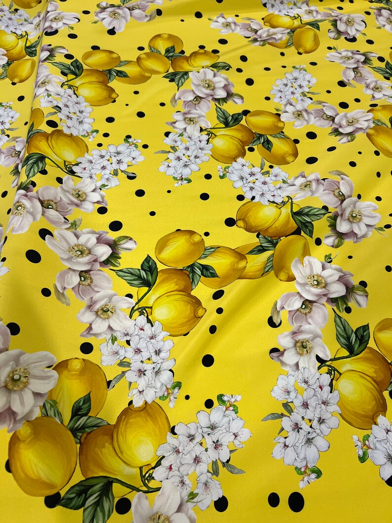 Högkvalitativt italienskt Charmeuse-sidenstyg - Designertryck med citronblommor, gul lyxtextil, metervara bild 2