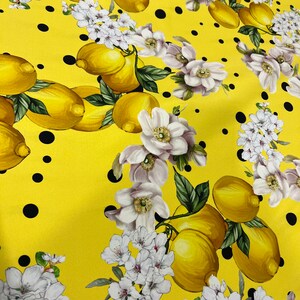 Högkvalitativt italienskt Charmeuse-sidenstyg - Designertryck med citronblommor, gul lyxtextil, metervara bild 4