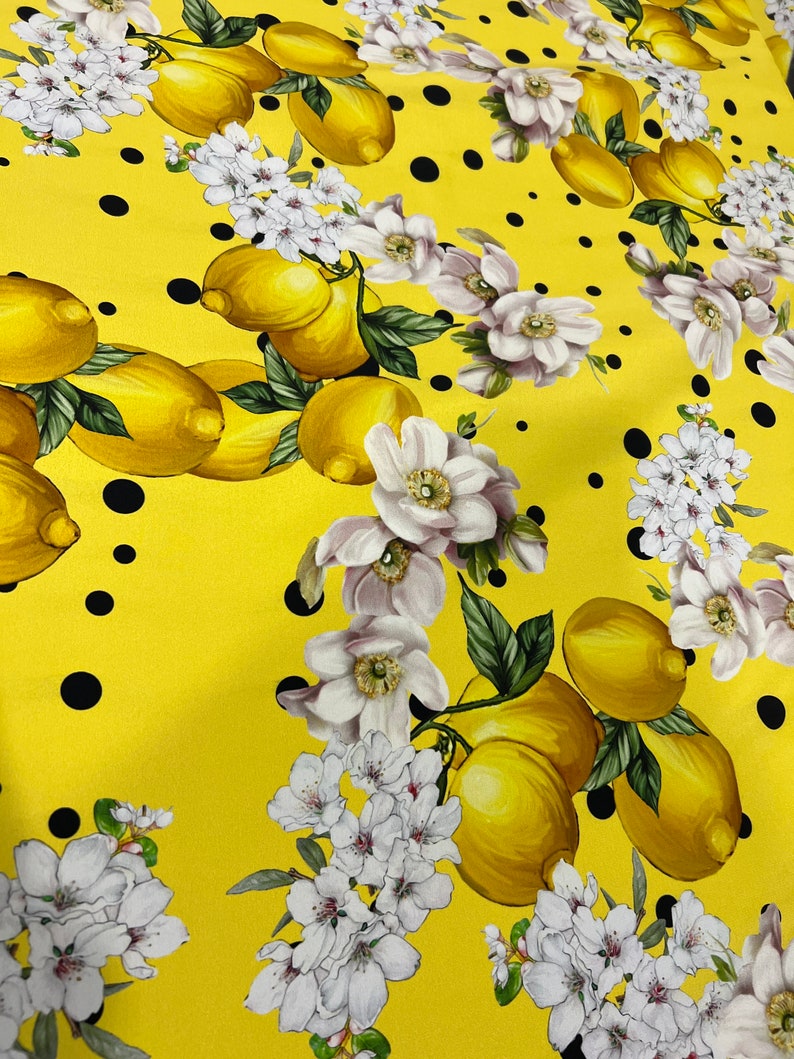 Högkvalitativt italienskt Charmeuse-sidenstyg - Designertryck med citronblommor, gul lyxtextil, metervara bild 10