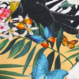 K&ouml;nnte beinhalten: Ein schwarzer Panther mit gr&uuml;nen Bl&auml;ttern und bunten Schmetterlingen auf gelbem Hintergrund. Der Panther liegt mit dem Kopf zur Seite gedreht. Die Schmetterlinge fliegen um den Panther und die Bl&auml;tter herum.