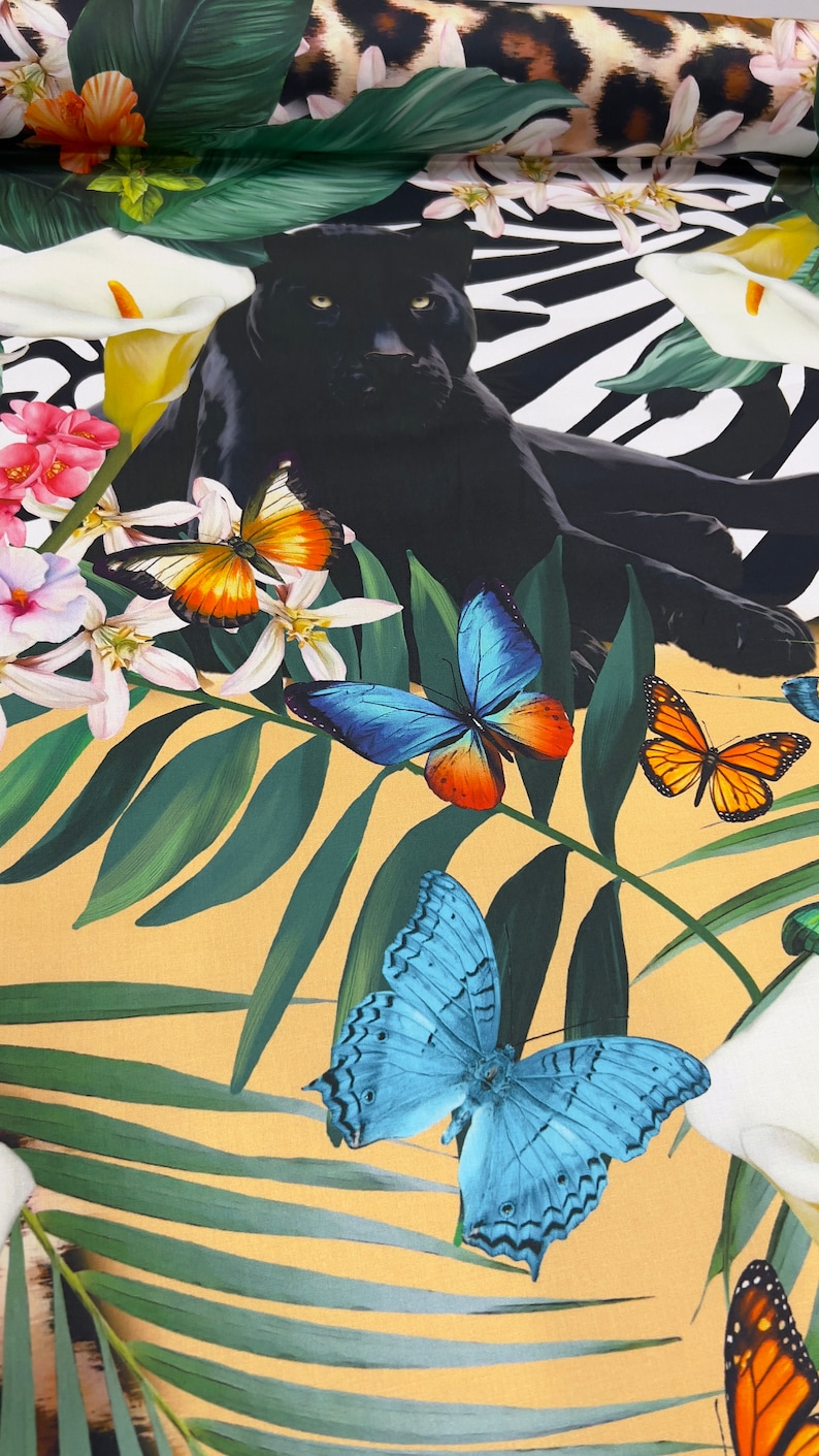 K&ouml;nnte beinhalten: Ein schwarzer Panther mit gr&uuml;nen Bl&auml;ttern und bunten Schmetterlingen auf gelbem Hintergrund. Der Panther liegt mit dem Kopf zur Seite gedreht. Die Schmetterlinge fliegen um den Panther und die Bl&auml;tter herum.