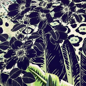 Op de afbeelding: Een digitaal gemaakt bloemen- en dierenprintontwerp. De afbeelding toont grote, donkerblauwe bloemen met witte contouren, tegen een achtergrond van luipaardprint en groen gebladerte. De algehele esthetiek is een mix van natuur en abstracte patronen.