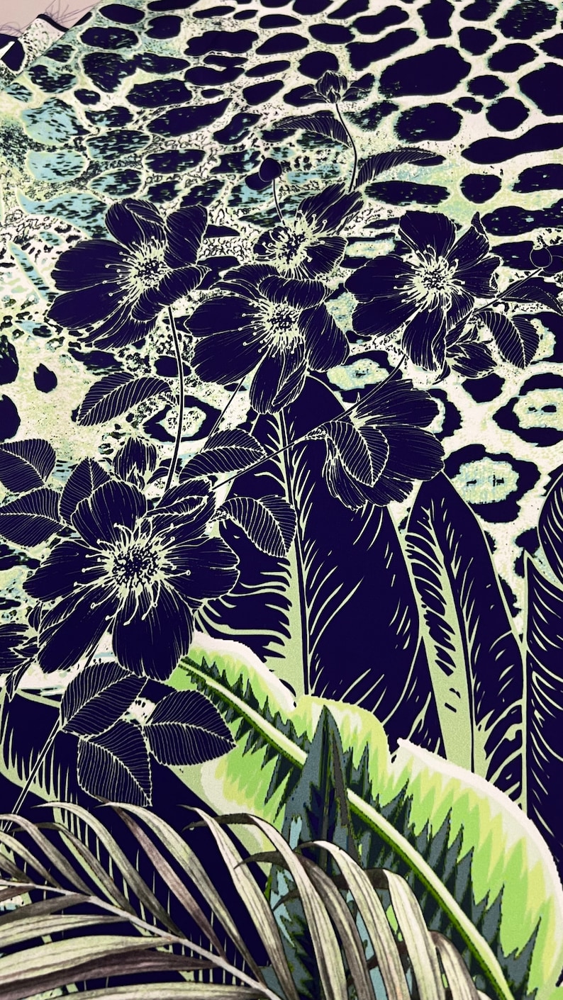 Op de afbeelding: Een digitaal gemaakt bloemen- en dierenprintontwerp. De afbeelding toont grote, donkerblauwe bloemen met witte contouren, tegen een achtergrond van luipaardprint en groen gebladerte. De algehele esthetiek is een mix van natuur en abstracte patronen.