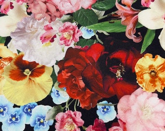 Pode incluir: Um fundo preto com um padrão floral que apresenta uma variedade de flores em tons de rosa, vermelho, amarelo e azul. As flores estão dispostas em um padrão aleatório e parecem sobrepor-se.