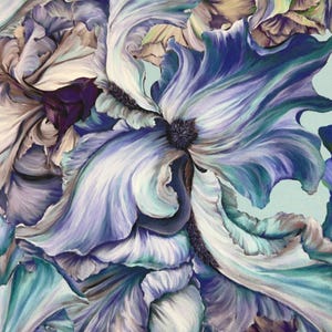 Può includere: Un dipinto floreale astratto con grandi fiori stilizzati in tonalità di blu, viola e verde. I petali hanno un aspetto morbido e fluente, con dettagli intricati e uno sfondo azzurro. L'opera d'arte evoca un senso di bellezza naturale.