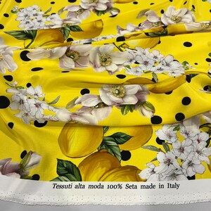 Högkvalitativt italienskt Charmeuse-sidenstyg - Designertryck med citronblommor, gul lyxtextil, metervara bild 9