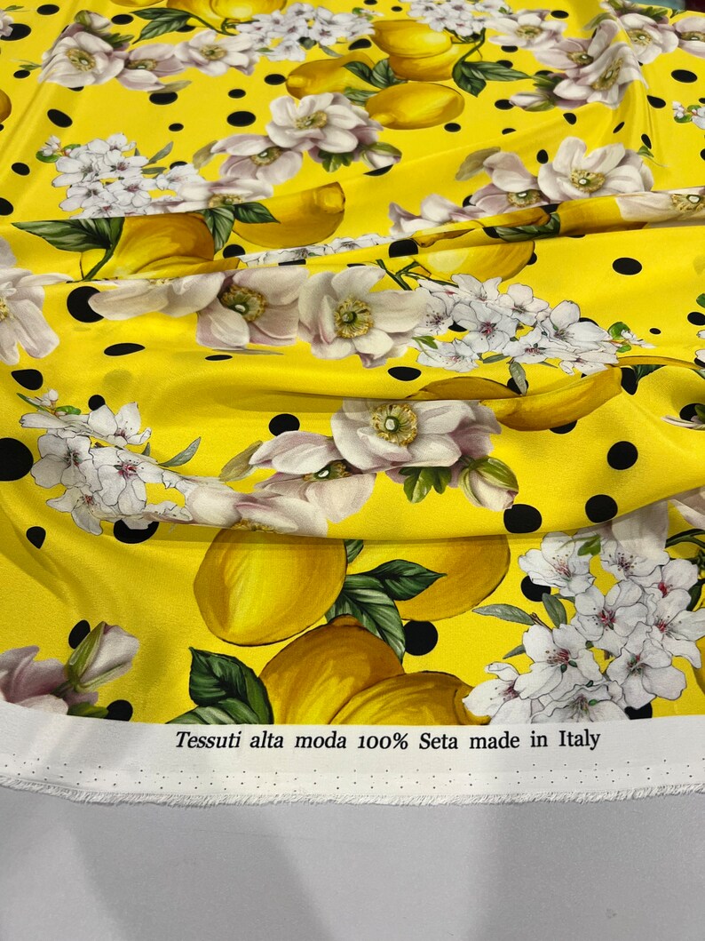 Högkvalitativt italienskt Charmeuse-sidenstyg - Designertryck med citronblommor, gul lyxtextil, metervara bild 9