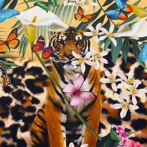 K&ouml;nnte beinhalten: Ein Tiger mit orangefarbenen und schwarzen Streifen sitzt in einer Dschungelkulisse. Der Tiger ist umgeben von wei&szlig;en Blumen, gr&uuml;nen Bl&auml;ttern und Schmetterlingen. Der Hintergrund ist ein brauner und schwarzer Leopardenprint.