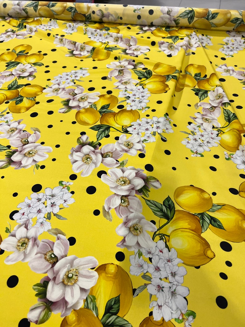 Högkvalitativt italienskt Charmeuse-sidenstyg - Designertryck med citronblommor, gul lyxtextil, metervara bild 6