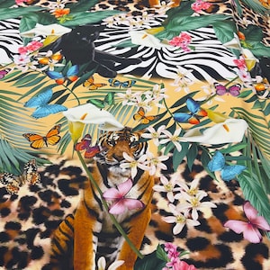 K&ouml;nnte beinhalten: Ein farbenfroher Stoff mit Dschungel-Motiv, auf dem ein Tiger, Zebra, Leopardenmuster, Schmetterlinge und tropische Pflanzen zu sehen sind.