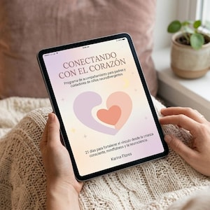 以下が含まれることがあります： CONECTANDO CON EL CORAZÓNというタイトルのデジタルカバーを表示したタブレット。パステルカラーのハートのグラフィックが中央にあり、サブタイトルPrograma de acompañamiento para padres y cuidadores de niños neurodivergentesと著者Karina Floresの名前が記載されています。