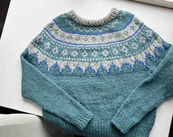 Suéter nórdico de lã tricotado à mão: Azul, Cinza e Verde Mar com estampa Fair Isle.