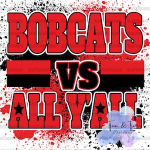 Może przedstawiać: Projekt graficzny z tekstem "BOBCATS VS ALL Y'ALL" w kolorze czerwonym, obramowanym na biało i czarno, na białym tle z czerwonymi i czarnymi plamami farby. Czarne gwiazdy flankują tekst "ALL Y'ALL".