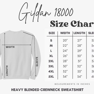 K&ouml;nnte beinhalten: Gr&ouml;&szlig;entabelle f&uuml;r Gildan 18000 Heavy Blended Crewneck Sweatshirt. Die Tabelle zeigt die Ma&szlig;e in Zoll f&uuml;r Breite, L&auml;nge und &Auml;rmell&auml;nge f&uuml;r die Gr&ouml;&szlig;en S bis 5XL.