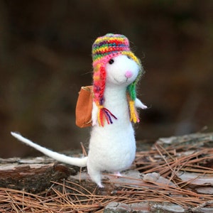 Needle felted mouse Traveler mouse Mouse in a hat Figurine for a doll house Miniature animal Woolen mouse Art doll Eco-friendly White mouse