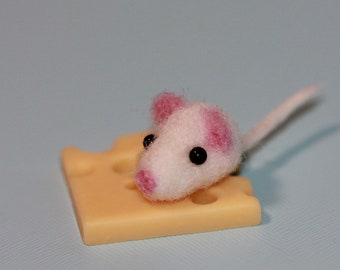 Miniature Felted Mouse: Wool Dollhouse Animal Figure