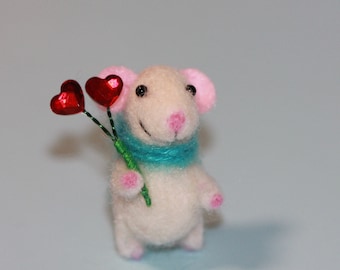 Needle Felted Mouse Doll: Miniature Woolen Animal with Heart