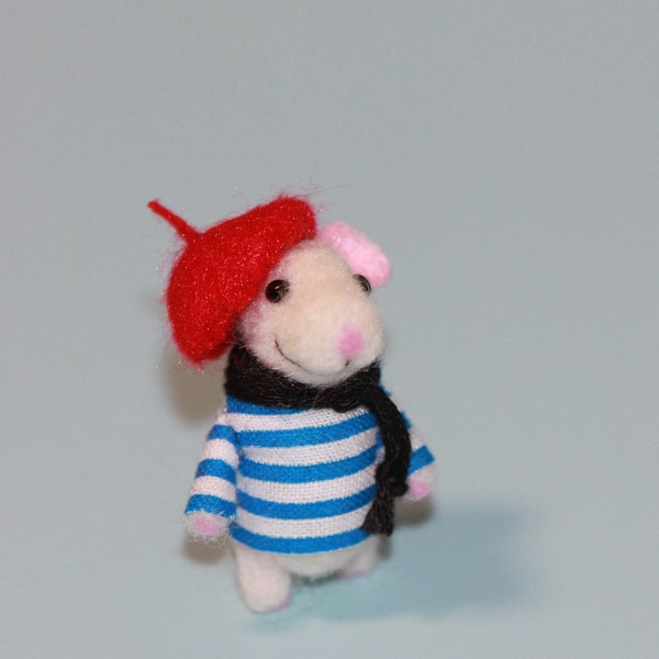 Christmas doll, Needle felted mouse, Tiny mouse, Miniature animals, Woolen mouse, Mouse in a beret, Figurine for a doll house, Unique gift