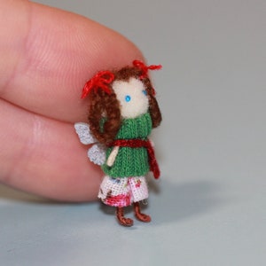 Kleine kerstpop: handgemaakt miniatuurbeeldje voor poppenhuis