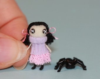 Muñeca pequeña hecha a mano: mascota araña de Halloween, figura de casa de muñecas en miniatura