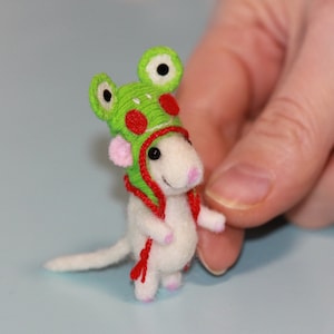 Gefilzte Maus, Miniatur: Wollmaus mit Froschhut