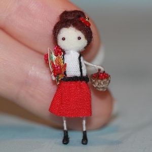 Tiny Christmas Doll: miniatuurbeeldje voor poppenhuis