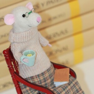 Nadel gefilzte Maus im Sessel: Miniatur Wolle Tier Geschenk