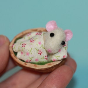 Nadelgefilzte Maus in Nussbaumschale: Miniatur Puppenhaus Figur