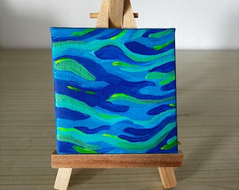 Abstrakte Wellen in Blau & Neon Gelb - Originale Mini-Leinwand 7x7cm auf Staffelei, Dekoration für Träumer, sensible und Meerliebhaber