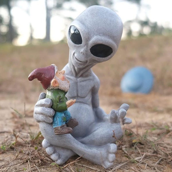 Alien und Gnom Gartenstatue Lustige Gartenzwerg-Harz, die Alien-Skulpturen-Dekorationen für Garten-Yard-Dekor meditiert