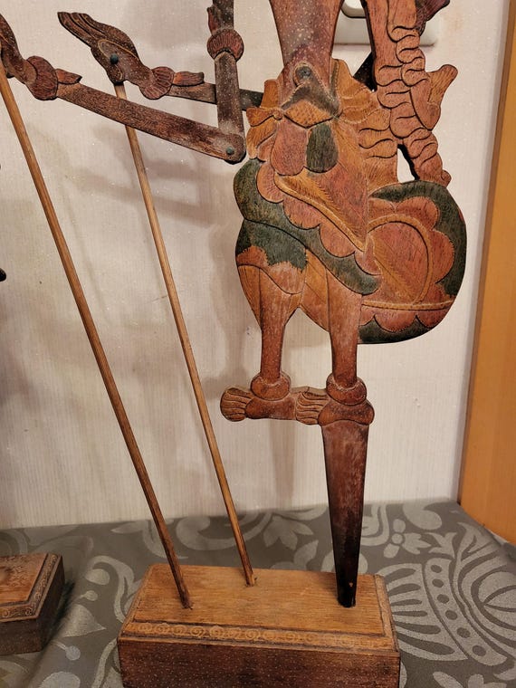 インドネシアの木製影絵人形2体（台座付き）、高さ50cmと36cm - Etsy 日本