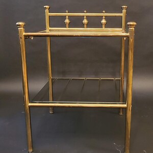 Vintage Hollywood Regency Beistelltisch aus Messing und Rauchglas, 1970er Mid-Century Nachttisch mit Zierelementen, Neoklassizistischer Stil