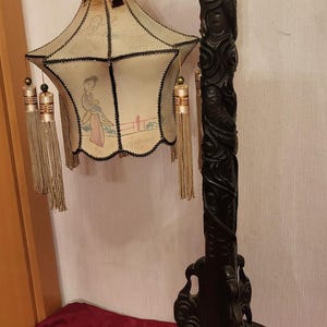 Antica lampada da tavolo giapponese in legno con paralume in carta velina fatta a mano H circa 80 cm