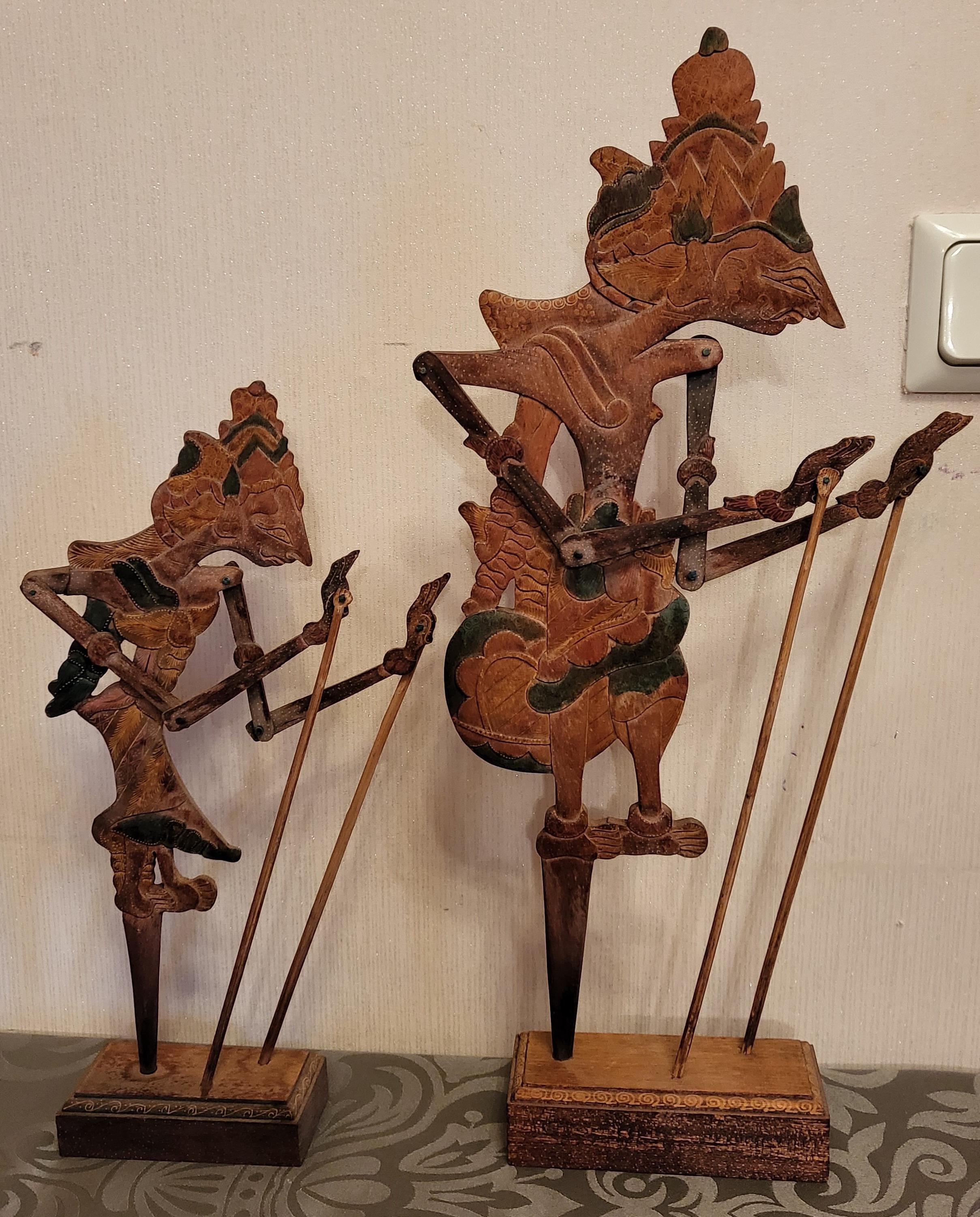 インドネシアの木製影絵人形2体（台座付き）、高さ50cmと36cm - Etsy 日本