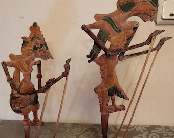 Due marionette indonesiane in legno montate su basi, alte 47 cm e 36 cm.
