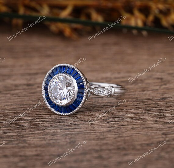 Anello Fidanzamento Art Dec&ograve; Con Zaffiri Bianchi Simulati &ndash; Argento 935 Argentium &ndash; Personalizzabile